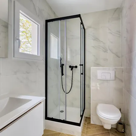 Bright Modern Just Minutes From Paris *