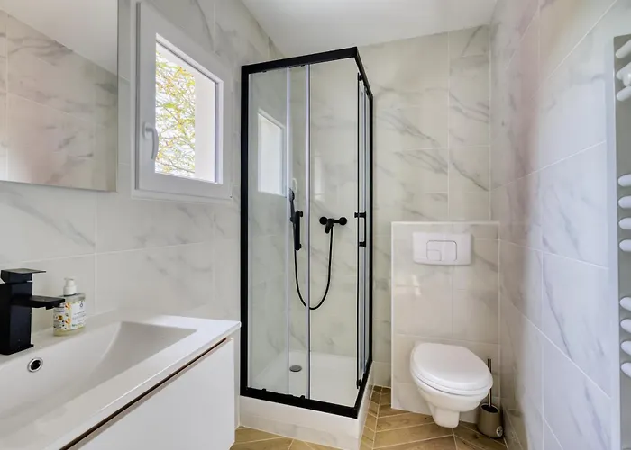Bright Modern Just Minutes From Paris *